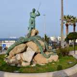 La fontana cos�, dopo essere stata anche privata della fiocina da alcuni vandali nel 2006 (poi sostituita), non � stata risparmiata da critiche, vista anche l�esorbitante somma spesa per la sua creazione: all�incirca 150 milioni di vecchie lire